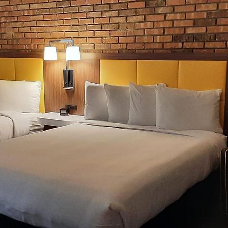 Penn Lodge Hotel & Suites Philadelphia - Бенсалем Екстериор снимка