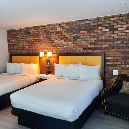 Penn Lodge Hotel & Suites Philadelphia - Бенсалем Екстериор снимка
